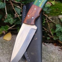 Couteau de Survie Bushcraft Lame Acier Carbone 1055 Manche 2 Bois Etui Cuir Fabric Artisanale