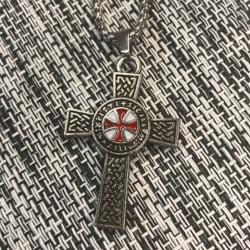 Croix des templiers avec chaînette