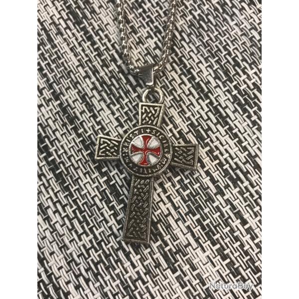 Croix des templiers avec chaînette