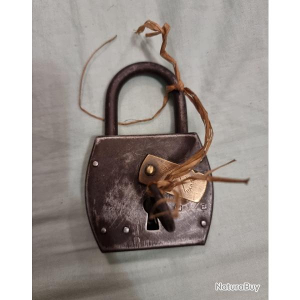 Ancien cadenas V.F. Paris - brevet, complet avec cl - XIXe sicle