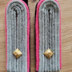 PAIRE DE PATTES D ÉPAULE DE LIEUTENANT DES TROUPES BLINDÉES,FOND NOIR