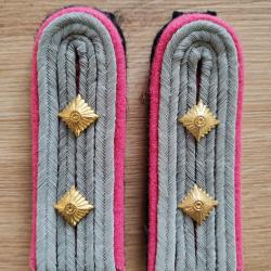 PAIRE DE PATTES D ÉPAULE DE CAPITAINE DES TROUPES BLINDÉES,FOND NOIR