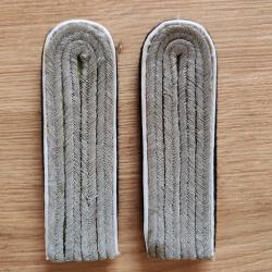 PAIRE DE PATTES D ÉPAULE DE SOUS-LIEUTENANT DE L INFANTERIE.FOND NOIR