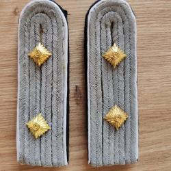 PAIRE DE PATTES D ÉPAULE DE CAPITAINE DE L INFANTERIE.FOND NOIR