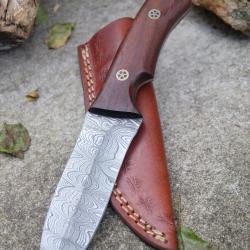 Couteau Skinner Damas Lame Drop Point Acier 256 Couches Manche Bois de Rose Etui Cuir Fabr Artisan