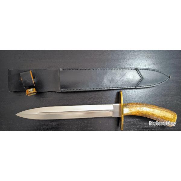 Dague de chasse  lame fixe double tranchant,manche en bois de cerf et une garde en laiton massif
