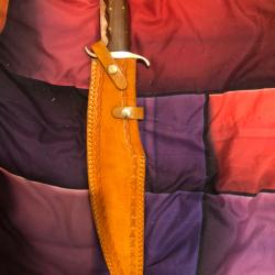 Vend magnifique couteau bowie.État neuf.Longueur 50cm.Lame LLF avec étui en cuir