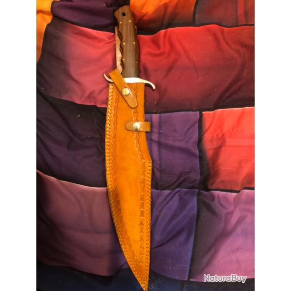 Vend magnifique couteau bowie.tat neuf.Longueur 50cm.Lame LLF avec tui en cuir