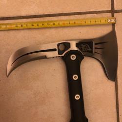 Hache avec pique recourbé.