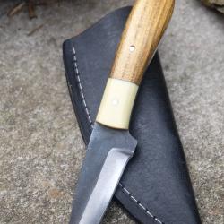 Stylet Couteau Buschraft Lame Acier Carbone 1075 Manche Bois/Résine Etui Cuir Fabric Artisanale