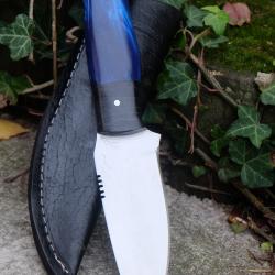Couteau de Survie Bushcraft Lame Acier Carbone 1055 Manche Atlantide Etui Cuir Fabric Artisanale