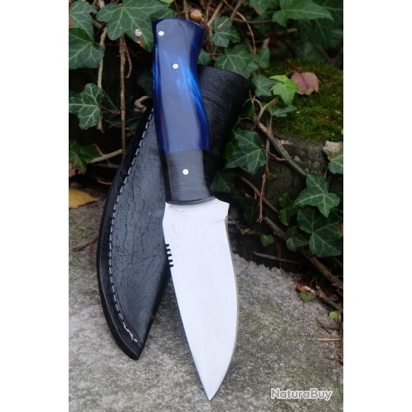 Couteau de Survie Bushcraft Lame Acier Carbone 1055 Manche Atlantide Etui Cuir Fabric Artisanale