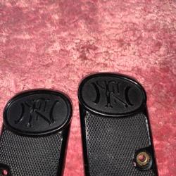 Pistolet FN 10/22 . Rare paire de plaquettes Bakélite précoce .  Etat neuf . Ni fissure ni griffure.