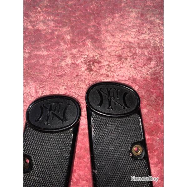 Pistolet FN 10/22 . Rare paire de plaquettes Baklite prcoce .  Etat neuf . Ni fissure ni griffure.