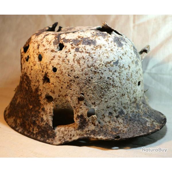 Exceptionnel casque à boulon très impacté par des shrapnells WWI - ref LIS25CSQ001