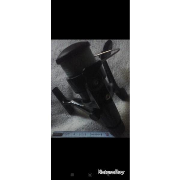 Superbe moulinet neuf jamais servi 16cm de long sur 14cm de large + 200 mtres de fil neuf 20/100me