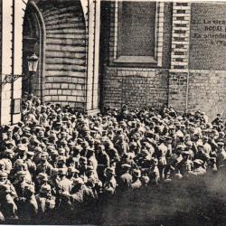 CPA -La Grande Guerre 1914-13 DOUAI pendant l'occupation En attendant l'heure de la Messe N° 4062