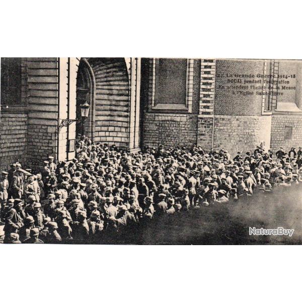 CPA -La Grande Guerre 1914-13 DOUAI pendant l'occupation En attendant l'heure de la Messe N 4062