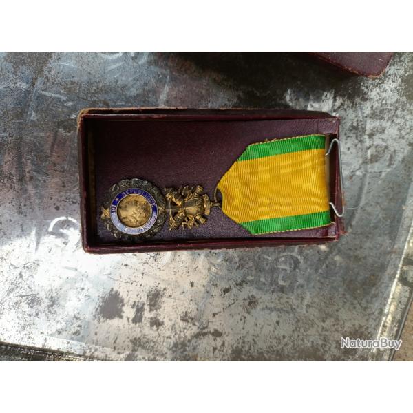 Valeur et disponible