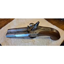 Pistolet 2 coups a coffre tres special a chien pivotant. Belle fabrication et fonctionnel