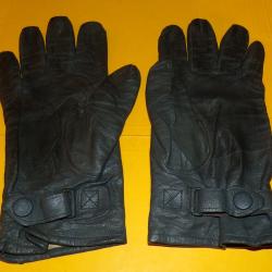 PAIRE DE GANT EN CUIR NOIR DE L' ARMEE ALLEMANDE , TAILLE  8 1/2  FABRICATION ALLEMANDE DE 1979, ET
