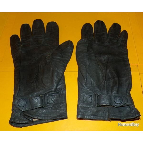 PAIRE DE GANT EN CUIR NOIR DE L' ARMEE ALLEMANDE , TAILLE  8 1/2  FABRICATION ALLEMANDE DE 1979, ET