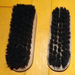 LOT DE 2 BROSSES POUR VETEMENTS OU CHAUSSURES , ARTICLE MILITAIRE  DE L'ARMEE FRANCAISE , FABRICATIO