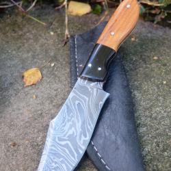 Skinner Bowie Couteau de Chasse Damas Lame 256 Couches Manche Bois/ABS Fabric Artisanale Etui Cuir