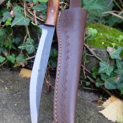 Couteau Trappeur/Gaucho Full Tang Lame Acier Carbon 1075 Manche Plaquettes Bois Etui CUir Artisanat