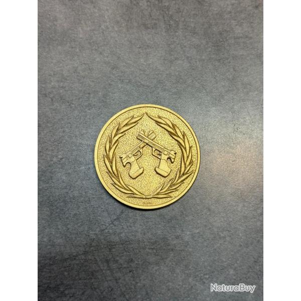 Mdaille en mtal dor - Pistolets croiss et couronne de laurier tir sportif