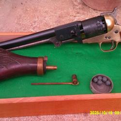 Revolver dans boite avec poire a poudre amorces plomb