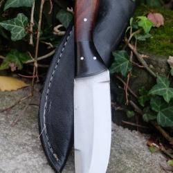 Couteau de Survie Bushcraft Lame Acier Carbone 1055 Manche Bois/Résine Etui Cuir Fabric Artisanale