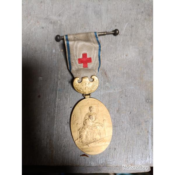 Mdaille union des femmes de France . Croix rouge