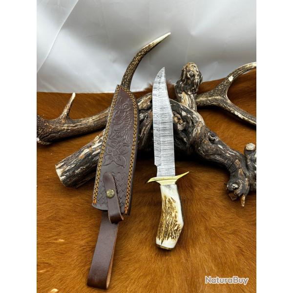 Couteau de chez RITE EDGE lame acier damas et manche en bois de cerf NBCD103