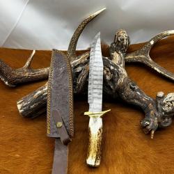 Couteau Bowie de chez RITE EDGE lame acier damas et manche en bois de cerf NBCD102