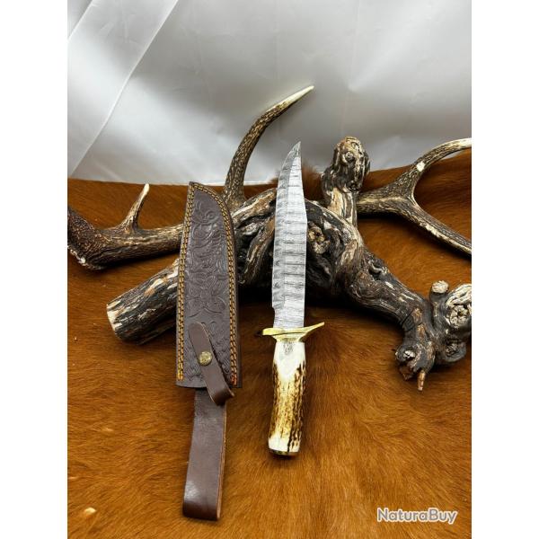 Couteau Bowie de chez RITE EDGE lame acier damas et manche en bois de cerf NBCD102