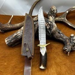 Couteau de chez RITE EDGE lame acier damas et manche en bois de cerf foncé NBCD101