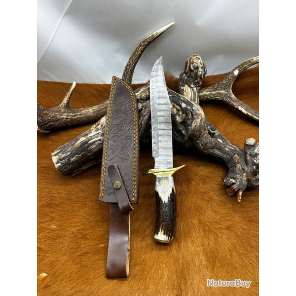 Couteau de chez RITE EDGE lame acier damas et manche en bois de cerf foncé NBCD101