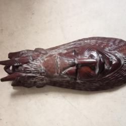 masque ancien africain en bois rouge  longueur 60 cm x 24 cm