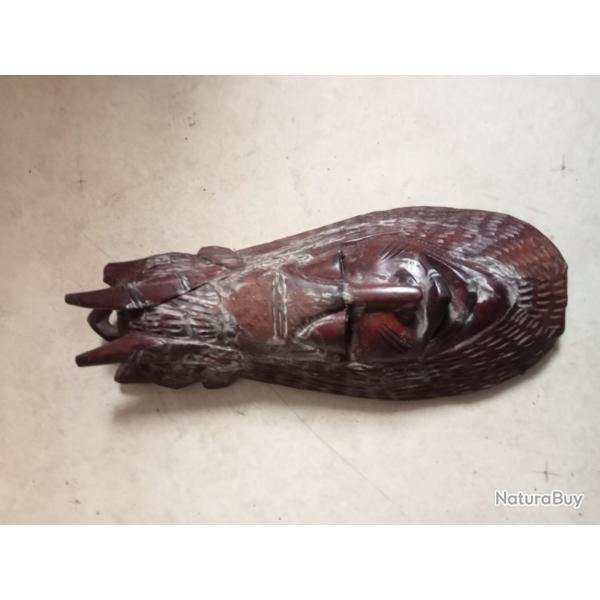 masque ancien africain en bois rouge  longueur 60 cm x 24 cm