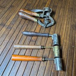 LOT D'OUTILS DE RECHARGEMENT VINTAGE 3 DOSETTES A POUDRES ET UN SERTISSEUR CALIBRE 16