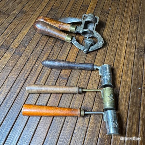 LOT D'OUTILS DE RECHARGEMENT VINTAGE 3 DOSETTES A POUDRES ET UN SERTISSEUR CALIBRE 16