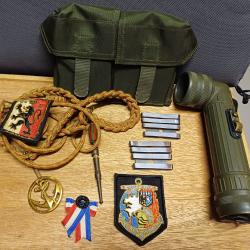 Lot militaria - fourragère insigne galons écusson cartouchière lampe + cadeau