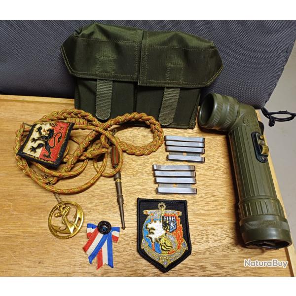 Lot militaria - fourragre insigne galons cusson cartouchire lampe + cadeau