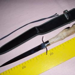 UN COUTEAU / POIGNARD ou DAGUE DE CHASSE  " AVEC   FOURREAU " . VOIR PHOTOS et DESCRIPTIF .