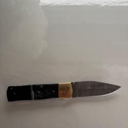 Beau Couteau Damas CouchesManche Bélier & Résine Fabric Artisanale