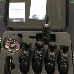 Coffret 4 detecteurs Carpe SONIK GIZMO + Centrale + Lampe Biwy