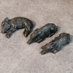 Lot de 3 petits sangliers en bronze signé J.Maillard