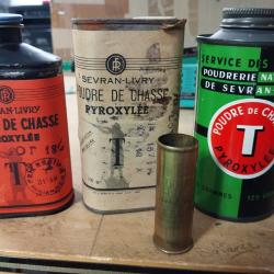3 bidons de poudre vide et une douille vide calibre 12 laiton.