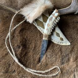couteau amérindien d'artisan / manche mâchoire de cerf / lame acier carbone 1095